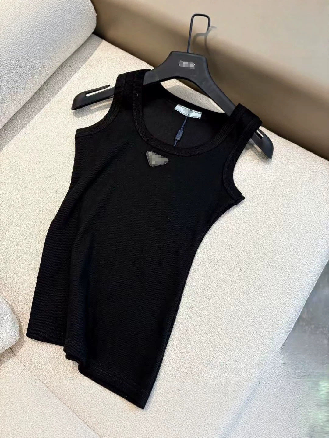 Logotipo de triángulo metálico elástico camisola casual de chica para mujer base top primavera 2026