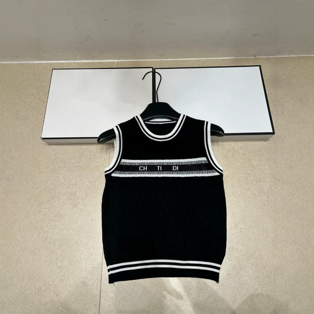 Women's sleeveless CD vest | Lettering design
