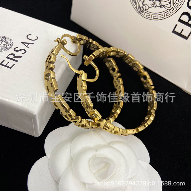 Colección de pendientes Man Family Medusa: pendientes de perla incrustados con diamantes, estilo personalizado extravagante, pendientes ligeros y lujosos