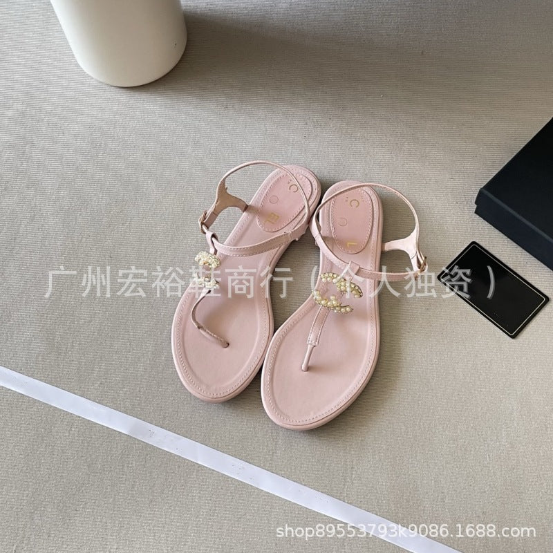 Chanel 2026 Sandalias planas versátiles para mujer, verano nuevo de verano con un solo tirante sencillo estilo hada elegante con clip elegante para dedos al por mayor