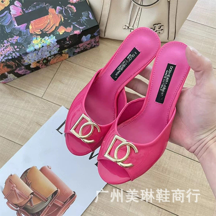 Zapatillas europeas y americanas DG con boca de pez para mujer, prendas metálicas de charol con botones, tacones altos de punta redonda de moda y sandalias rectas de verano