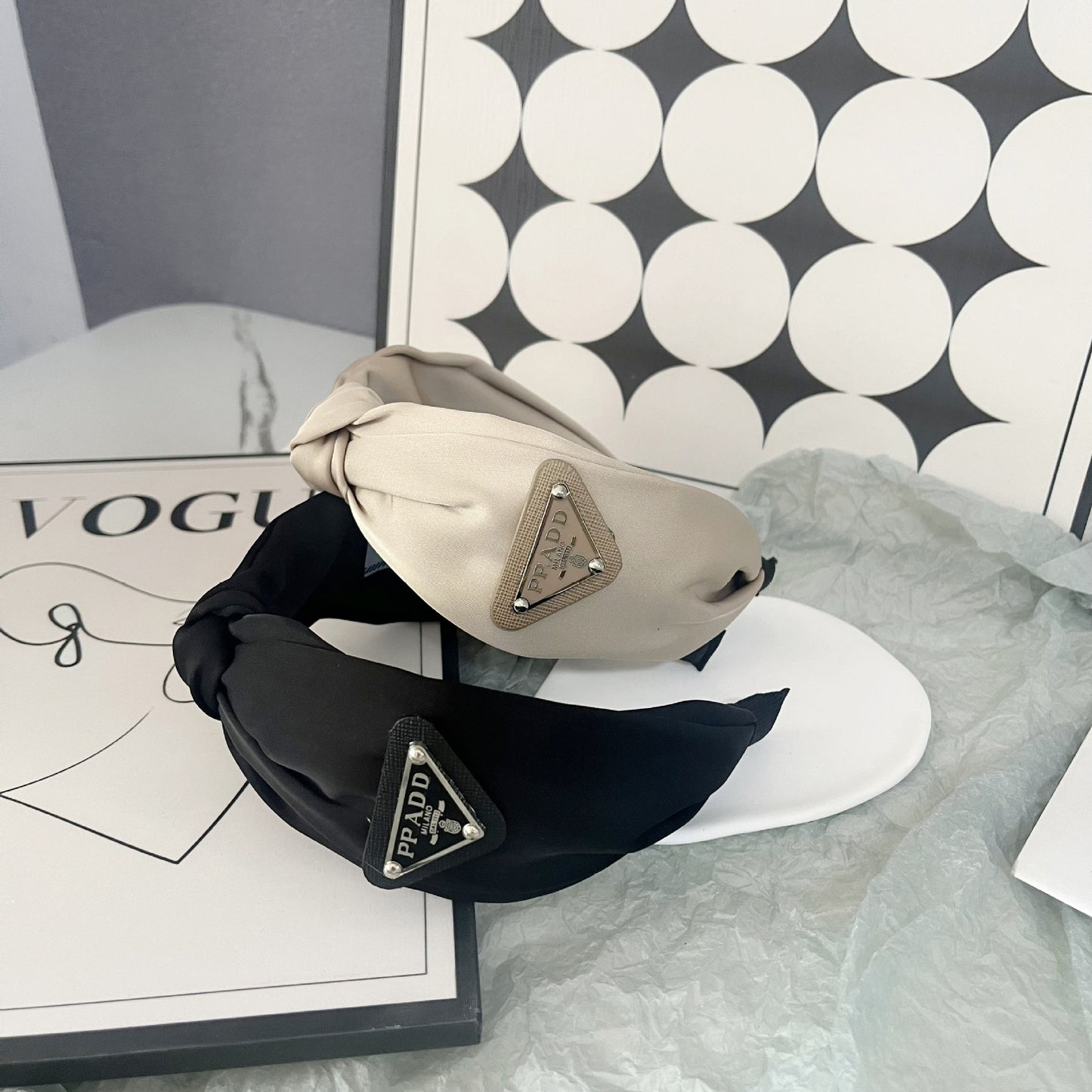 P Family Logo triangular Nudo Diadema de borde ancho Influencer de nicho Temperamento Cinta retorcida Celebridades Internet Tocado versátil para mujeres