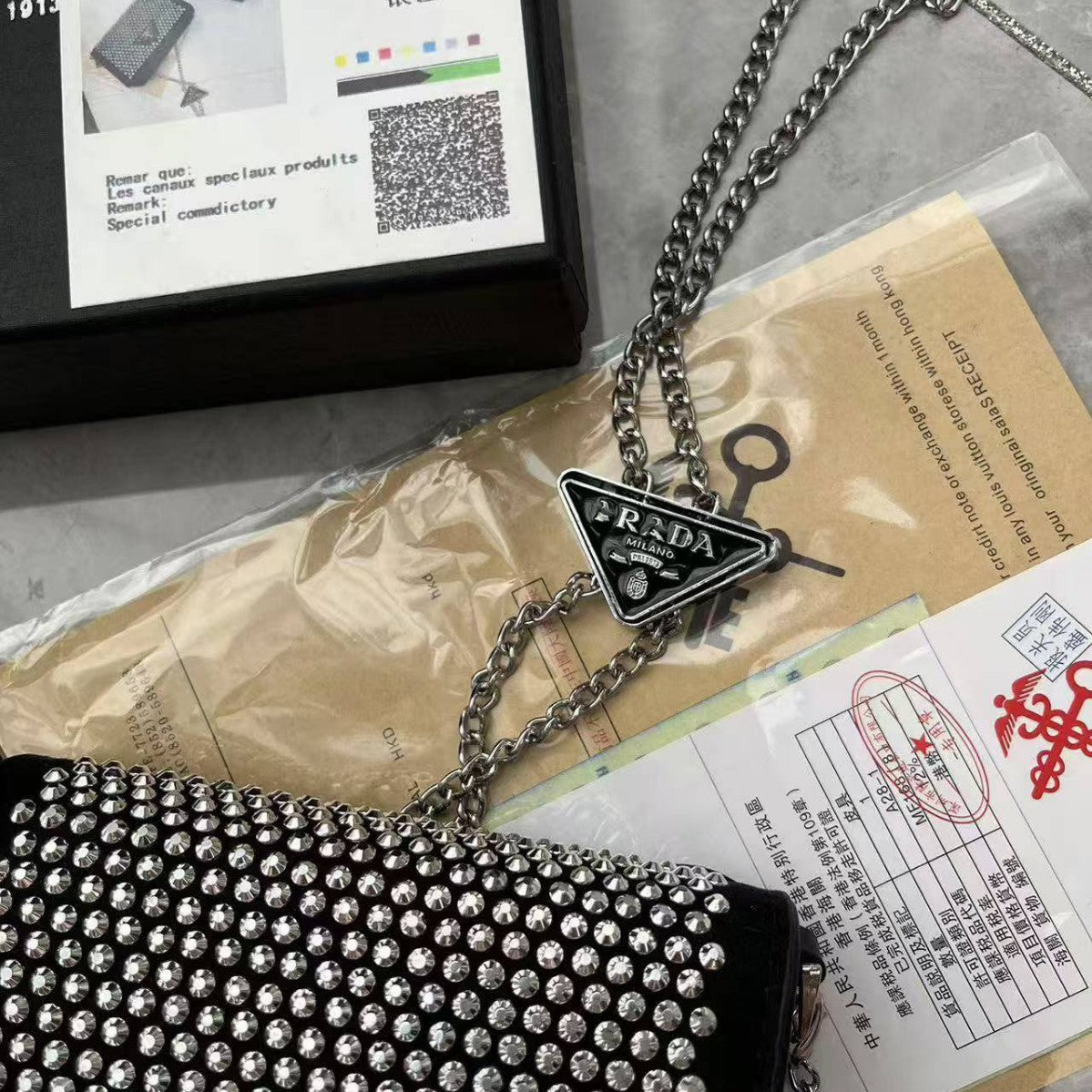 El nuevo bolso mini de pedrería de mano portátil de moda 2025, bolso de cadena de moda, bolso bandolera y bolso pequeño cuadrado de un solo hombro de la marca P