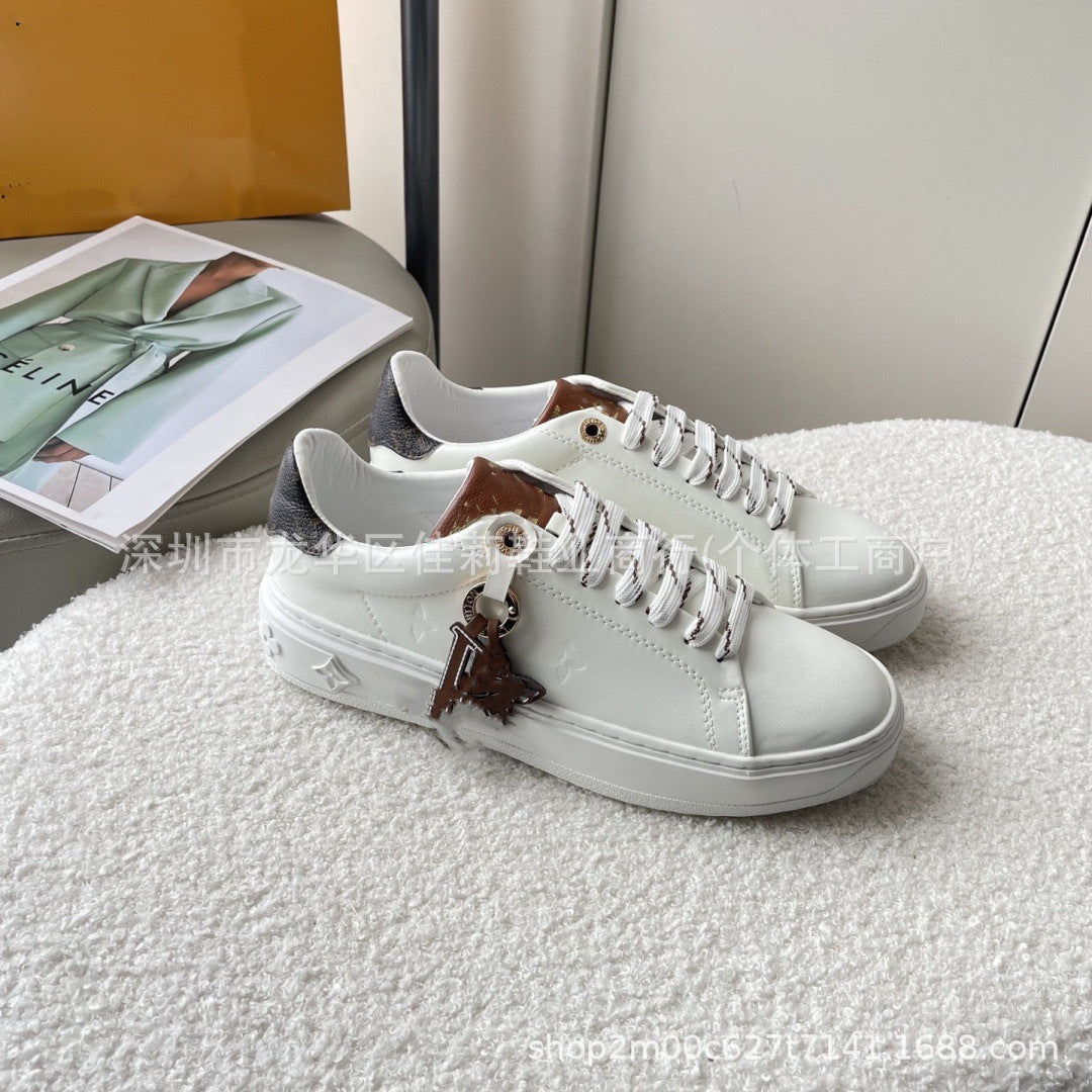Nuevos zapatos blancos deportivos casuales versátiles 2025 Zapatos de tabla de pareja, charms estampados, suela de plataforma tridimensional en relieve colorido y femenino