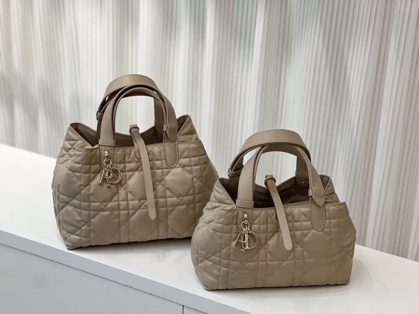 Borsa Trapuntata D | A Mano E a Tracolla | Senza Scatola