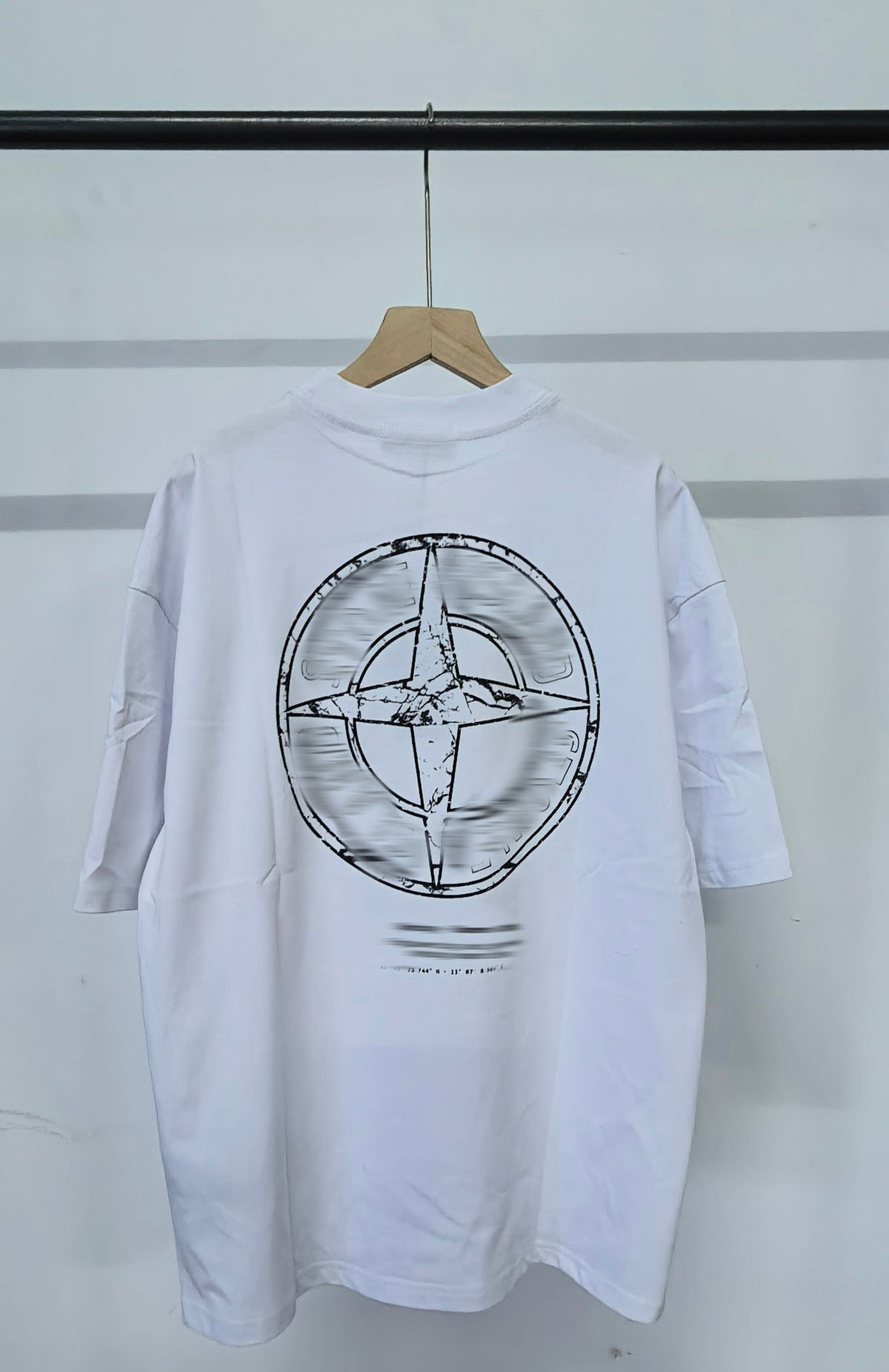 Camiseta Stone IS Unisex | Manga Corta Y Brújula