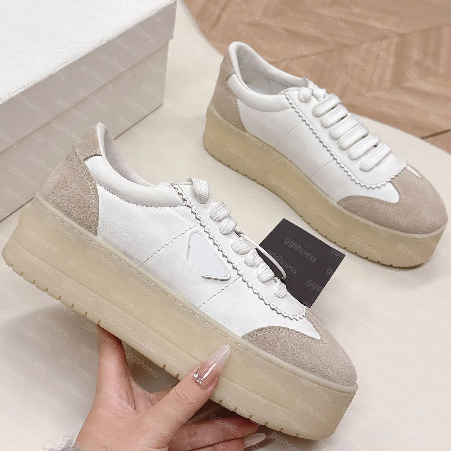 Spot primavera y otoño, nueva moda, zapatos polivalentes de suela gruesa y sucios, mujeres viejas con cordones grasos, ding estrella zapatos de pan