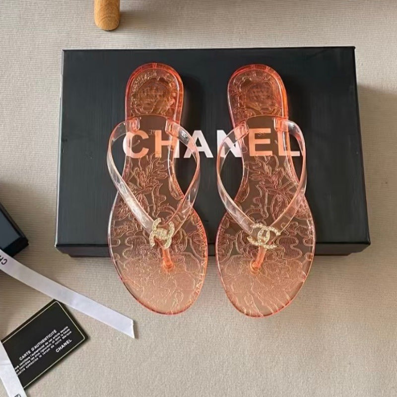 Verano 2026 Nuevas chanclas de punta metálica con hebilla metálica con pedrería para sandalias versátiles y casuales de resort para mujer