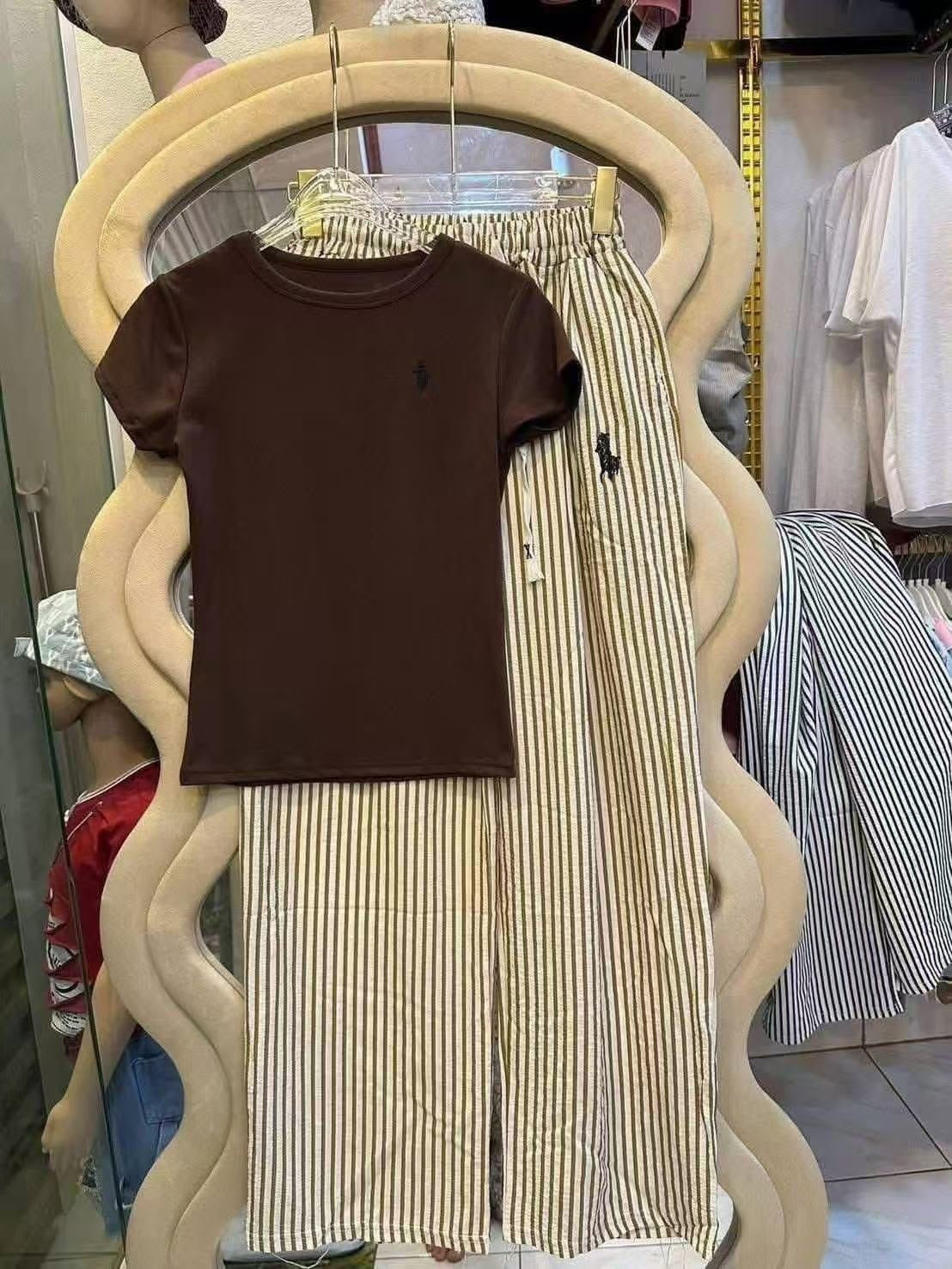 Camiseta de manga corta bordada para ponis de verano de moda para mujeres, pantalones de rayas anchas y conjunto informal de dos piezas para hombres y mujeres