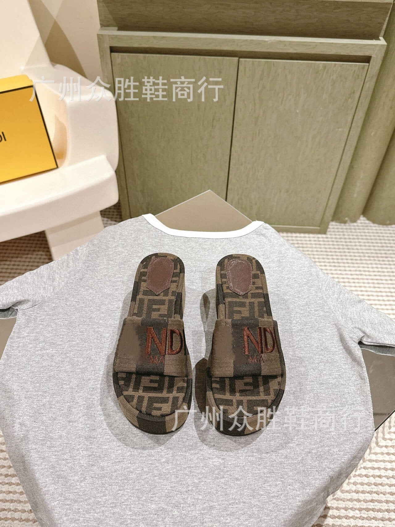 Zapatillas monogram de alta gama marca F para ropa exterior de exportación femenina, Nuevo verano 2024 Pastel Jacquard bordado Zapatillas de tacón alto con suela gruesa y tacón alto
