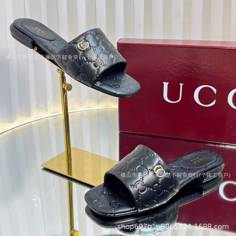 Nuevas sandalias planas en relieve con relieve off-line con letras antideslizantes zapatillas clásicas de playa para mujeres