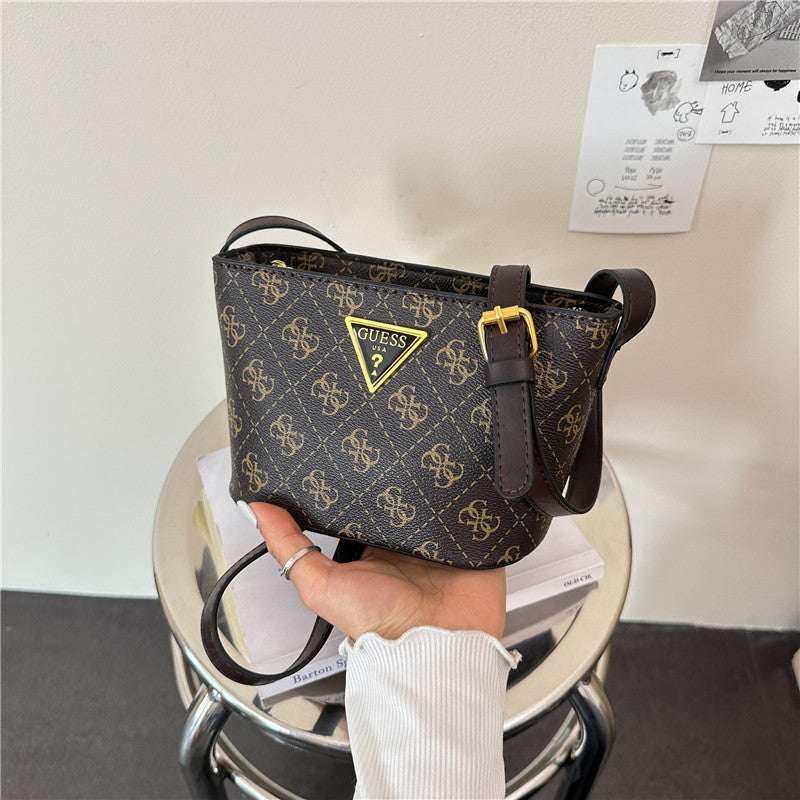 Bolsos de mujer, cartas impresas europeas y americanas transfronterizas, bolso bucket versátil de un solo hombro, diseño de nicho, bolso cruzado ligero y de lujo