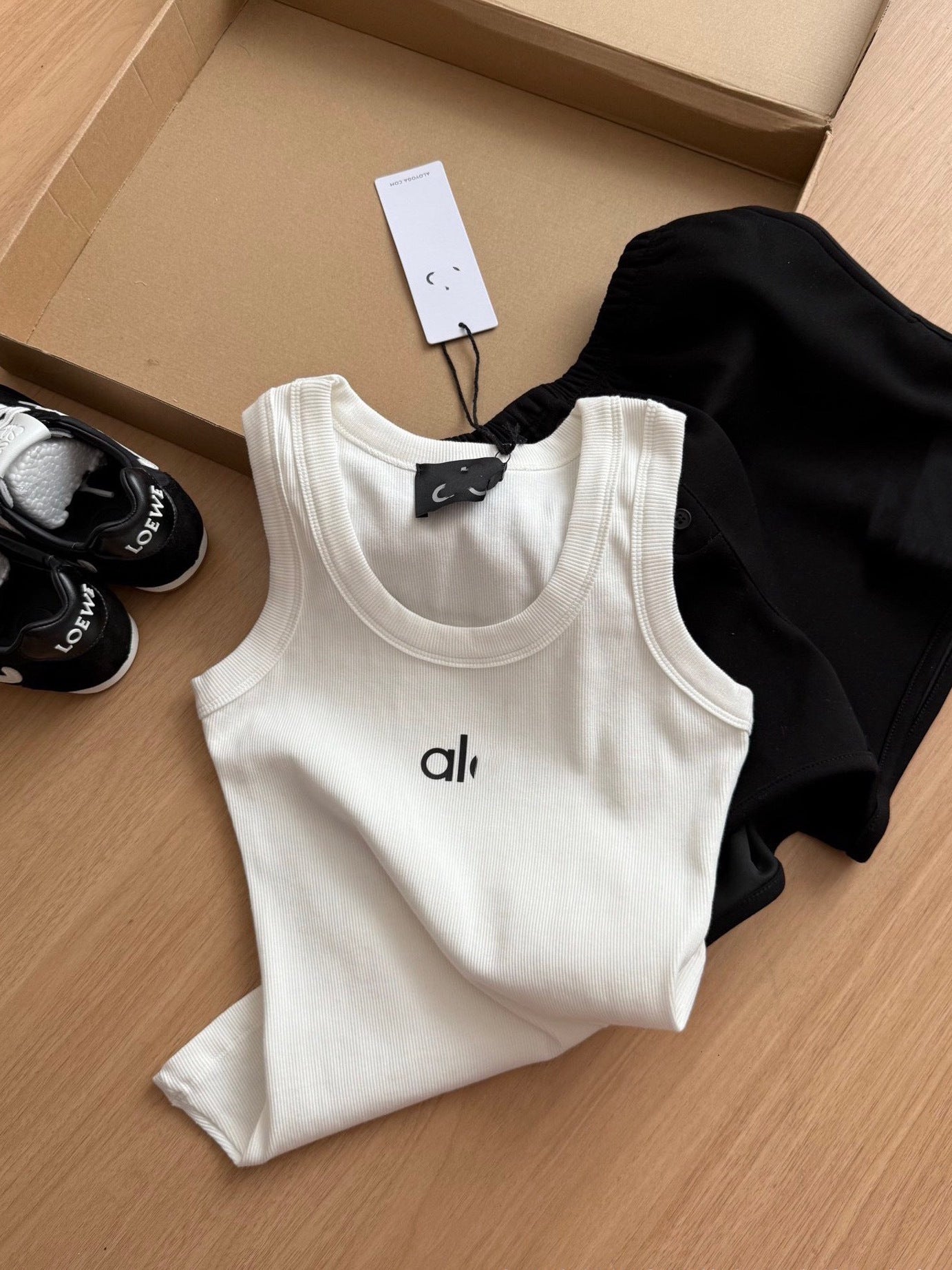 Logo de alto perfil cruzado con ailo, camiseta deportiva de nicho con letras y letras versátiles para mujer, camiseta de tirantes de yoga fitness para mujer