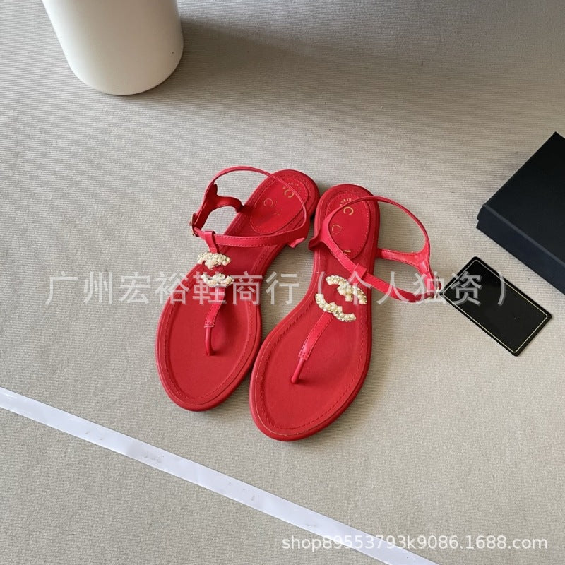 Chanel 2026 Sandalias planas versátiles para mujer, verano nuevo de verano con un solo tirante sencillo estilo hada elegante con clip elegante para dedos al por mayor