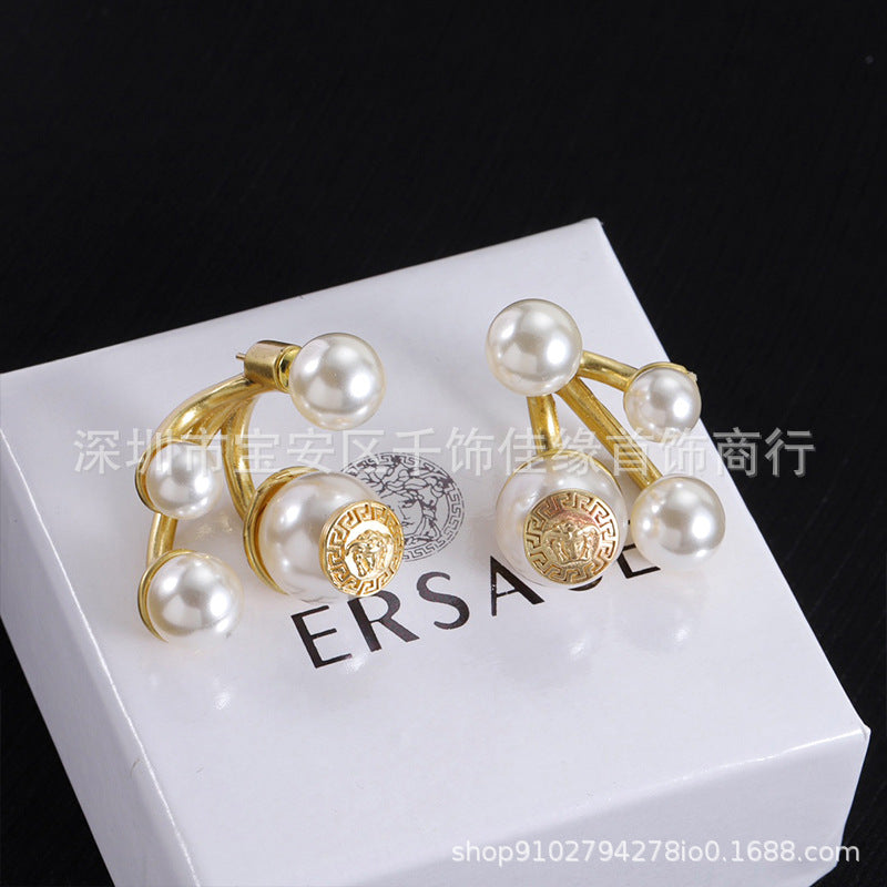 Colección de pendientes Man Family Medusa: pendientes de perla incrustados con diamantes, estilo personalizado extravagante, pendientes ligeros y lujosos