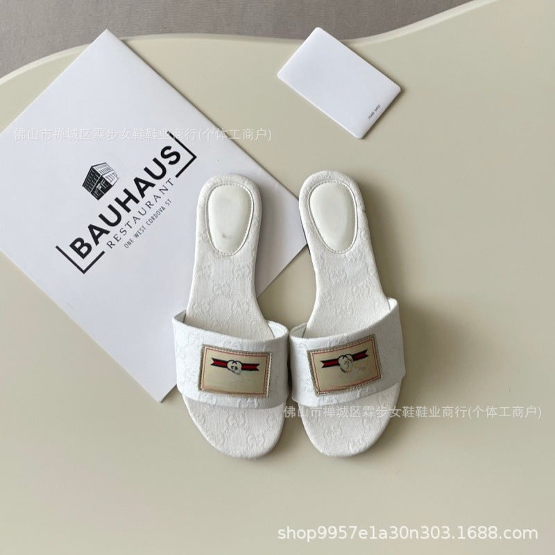 Nuevas chanclas de verano para mujer 2026 con letra de tela G-Family Ropa exterior de verano, zapatillas planas versátiles para mujeres cómodas para vacaciones en la playa