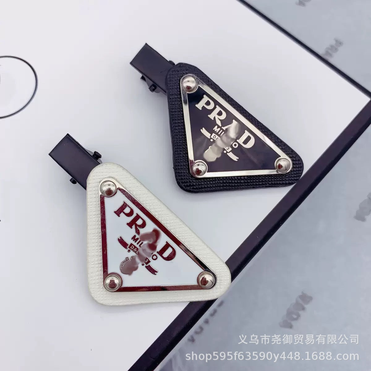 Nueva cinta de cuero de la familia P con etiqueta triangular, pinza, goma para el pelo, broche de flequillo, set de tres piezas P, goma clásica para la cabeza