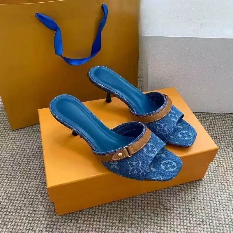 Nuevos vaqueros de primavera y verano europeo y americano 2025 con sandalias de punta abierta, zapatos clásicos de tacón de gato estampados para mujer