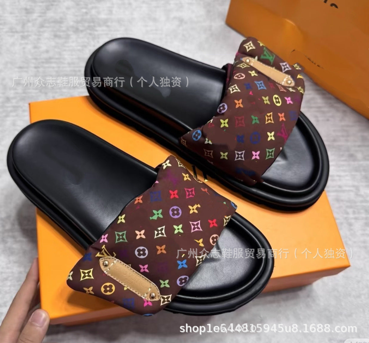 Comercio exterior Satén de Burro 2025 Verano Velcro Zapatillas de mujer Pastel mate para parejas Antideslizante Lote plano y de suela gruesa resistente al desgaste