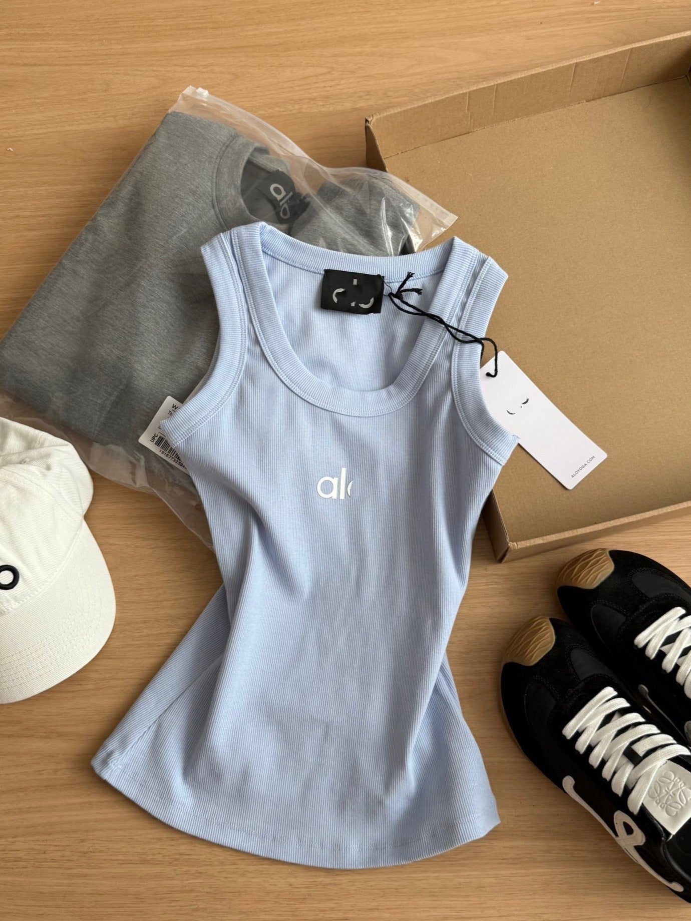 Logo de alto perfil cruzado con ailo, camiseta deportiva de nicho con letras y letras versátiles para mujer, camiseta de tirantes de yoga fitness para mujer