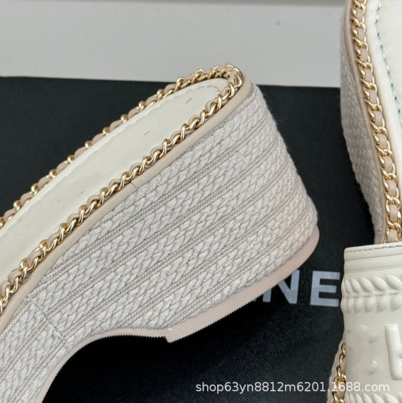25 nuevas sandalias bordadas estilo Chanel, tacones de cuña de suela gruesa, zapatillas de cadena tejidas con pajita versátil de una sola tira que aumenta la altura
