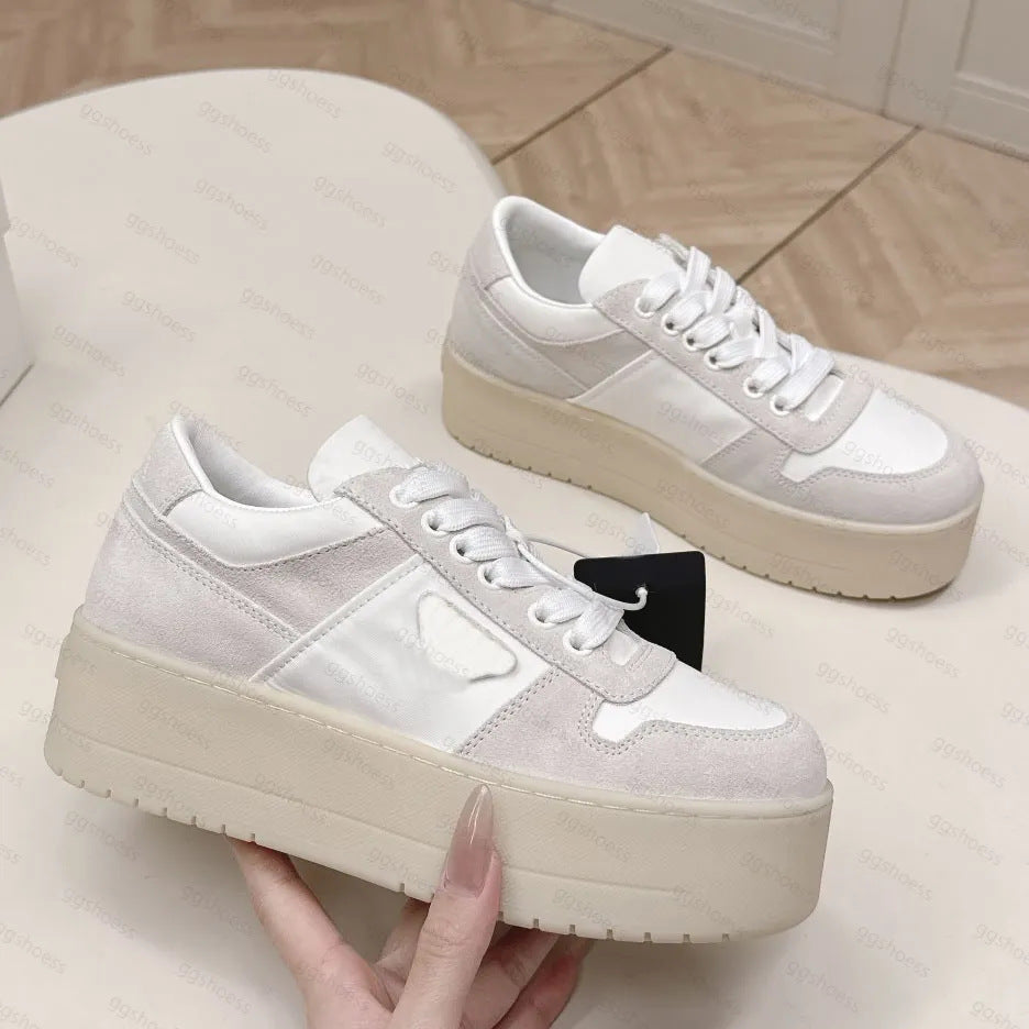 Spot primavera y otoño, nueva moda, zapatos polivalentes de suela gruesa y sucios, mujeres viejas con cordones grasos, ding estrella zapatos de pan