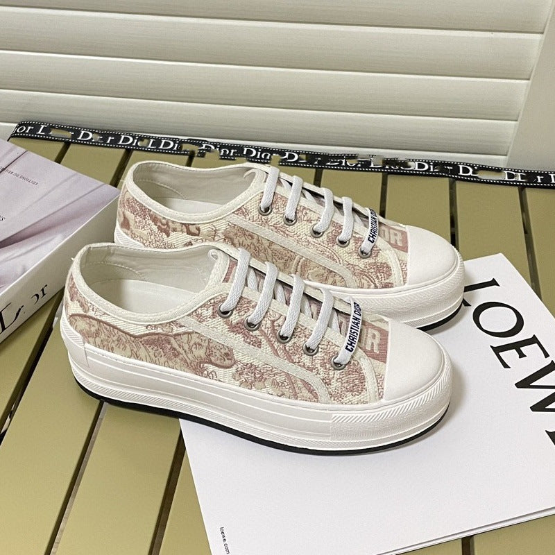 Comercio exterior 2026 Nuevos zapatos de mujer bordados de lona Suela gruesa Zapatos blancos versátiles que realzan Zapatos deportivos casuales de punta redonda