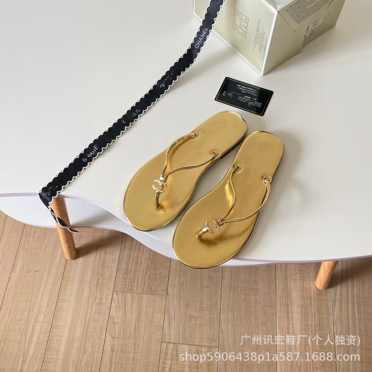 Verano 2026 Nuevas chanclas doradas estilo Chanel para mujer, vacaciones al aire libre junto a la playa Sandalias de puntera transfronteriza