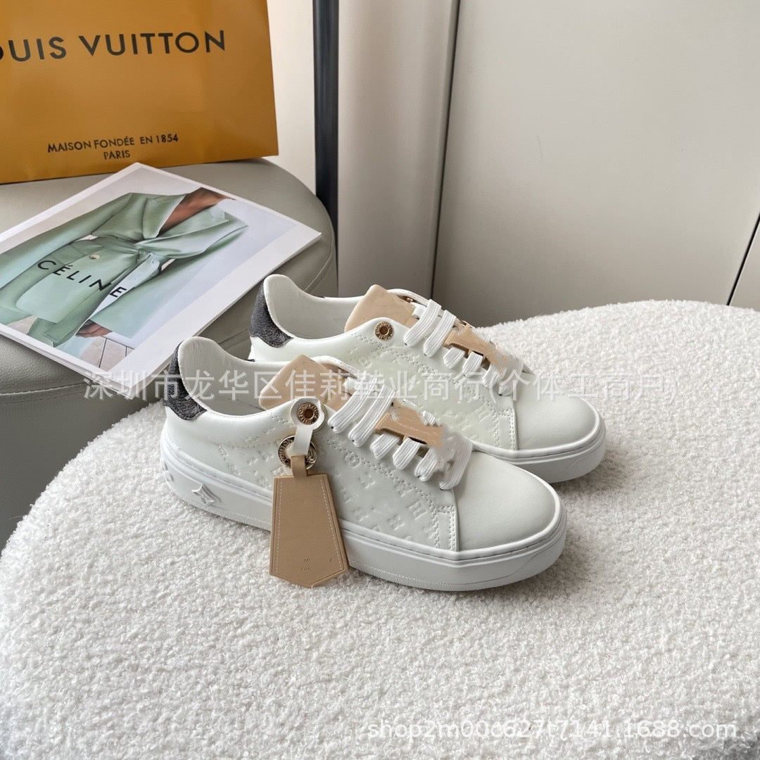 Nuevos zapatos blancos deportivos casuales versátiles 2025 Zapatos de tabla de pareja, charms estampados, suela de plataforma tridimensional en relieve colorido y femenino