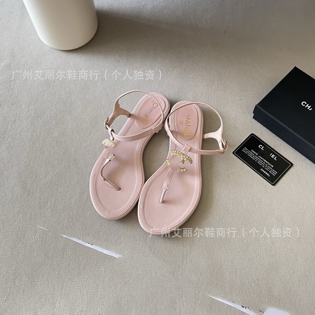 Sandalias perladas doble C plana de puntera clip-toc para mujer, sandalias versátiles de playa casual 24h para ropa exterior de verano