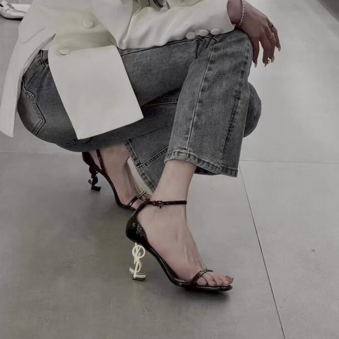 Sandalias de una tira para mujer, nuevos tacones con letras sexys de charol de celebridad romana de 2024 para mujeres