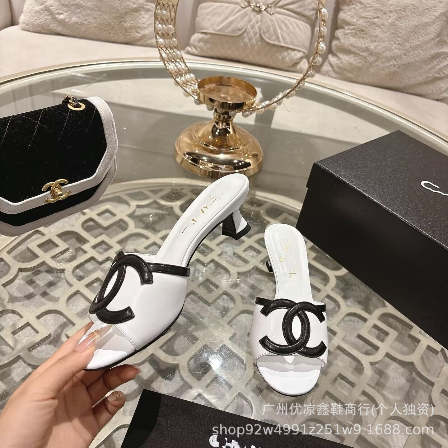 Sandalias de tacón medio estilo Chanel estilo verano 2026 a juego para comercio extranjero, sandalias de cuero hueco, versátiles con bloques de color para abrigo