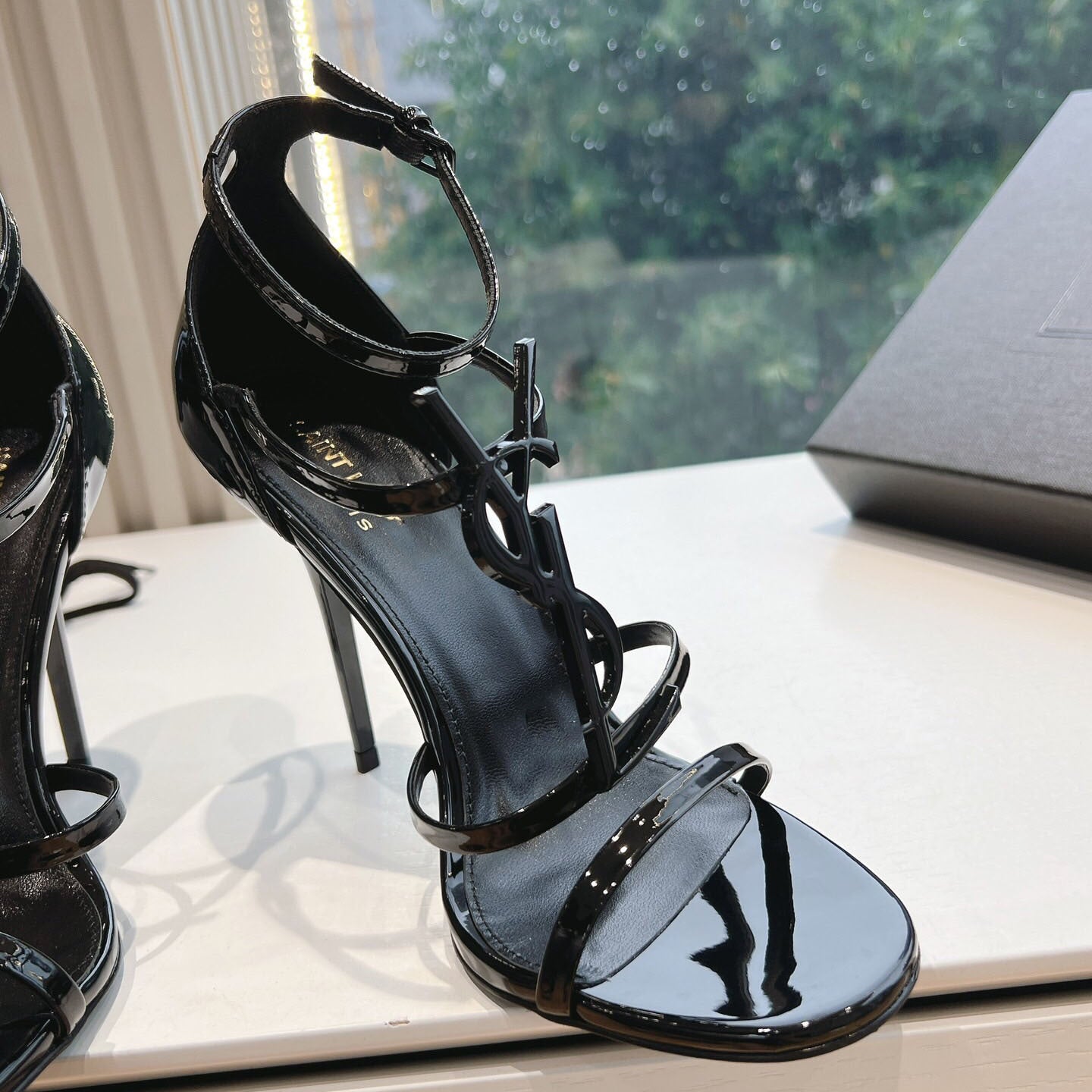 Tacones altos franceses transfronterizos, hebillas de letras SYL europeas y americanas de una sola correa, sandalias Saint Laurent sexys para mujer