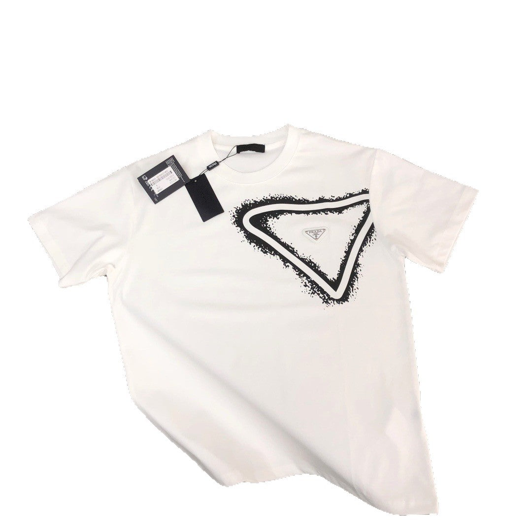 Versión de lujo de alta gama pra Pujia triángulo metálico LOGO, camiseta unisex de verano suelta y versátil con estampado y manga corta