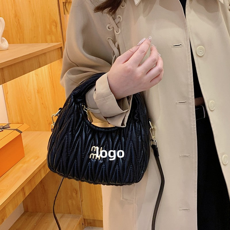 El nuevo bolso de nube plisado de MIU, bolso de mano, bolso de axila, moderno y versátil, bolso de hombro de cuero suave femenino