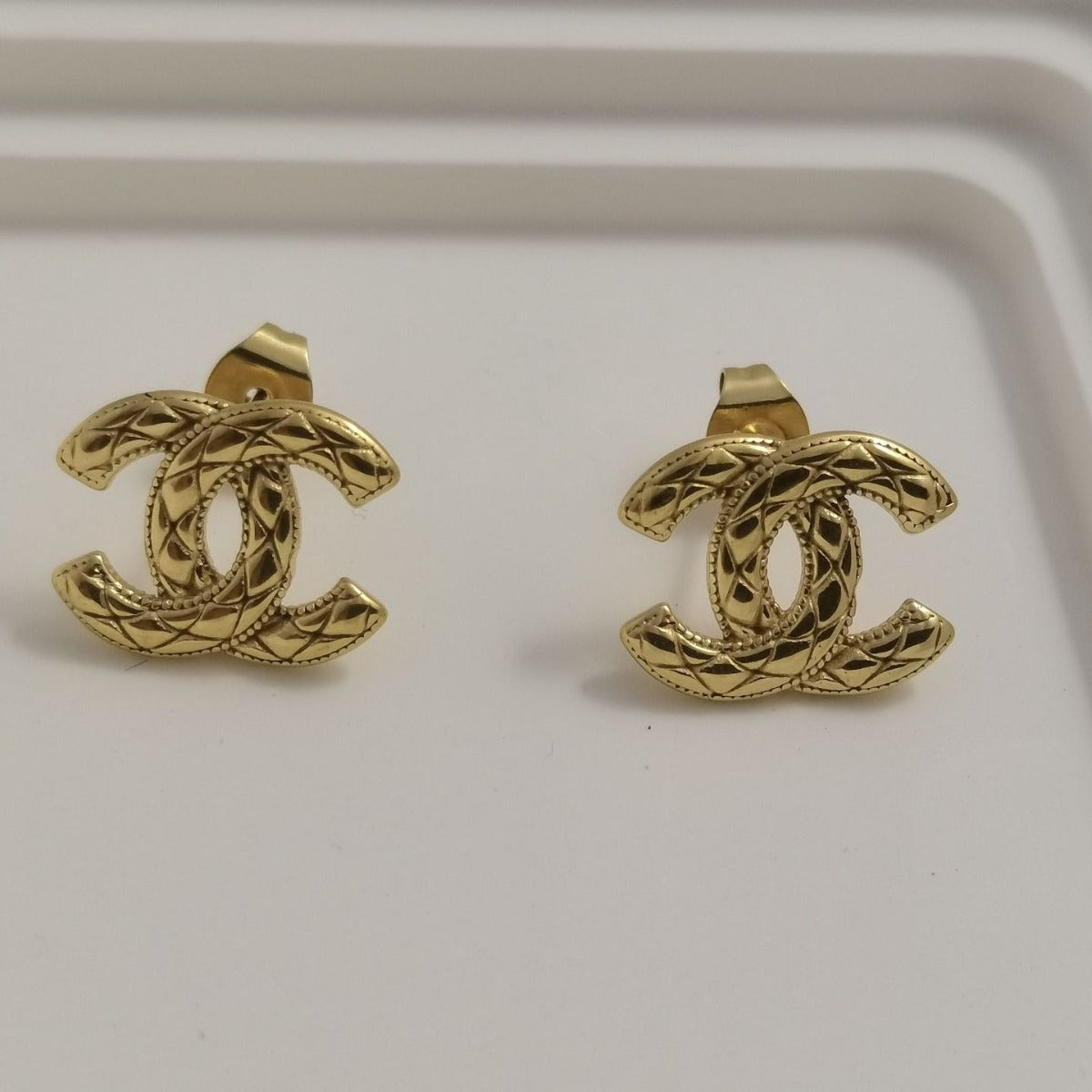 Elegantes y sofisticados, pendientes Chanel discretos de estilo Chanel, exquisito estilo versátil para desplazarse y estilo famoso en internet