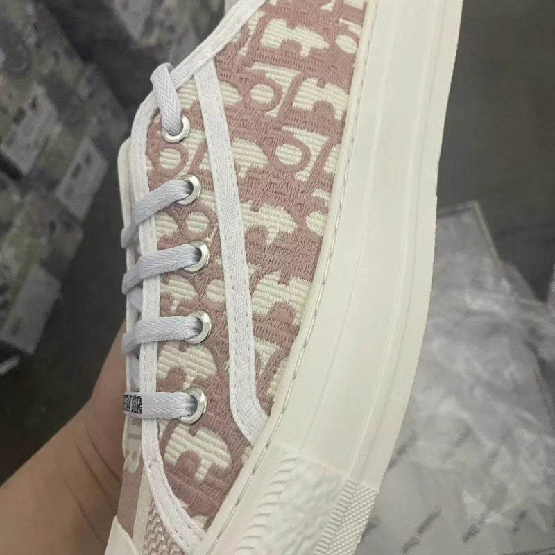 Comercio exterior 2026 Nuevos zapatos de mujer bordados de lona Suela gruesa Zapatos blancos versátiles que realzan Zapatos deportivos casuales de punta redonda