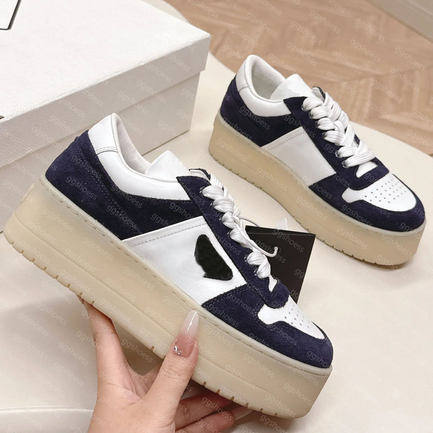 Spot primavera y otoño, nueva moda, zapatos polivalentes de suela gruesa y sucios, mujeres viejas con cordones grasos, ding estrella zapatos de pan
