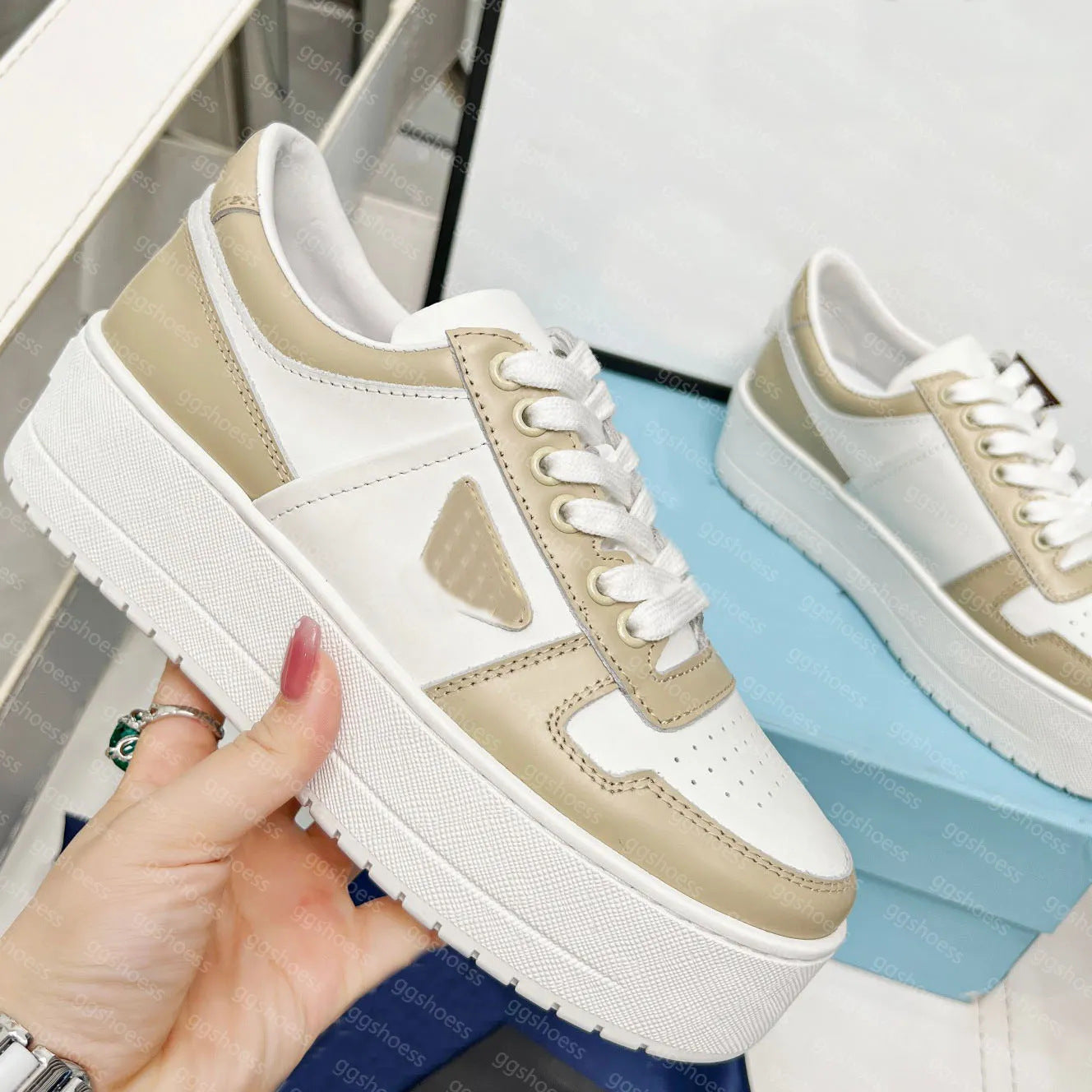 Spot primavera y otoño, nueva moda, zapatos polivalentes de suela gruesa y sucios, mujeres viejas con cordones grasos, ding estrella zapatos de pan