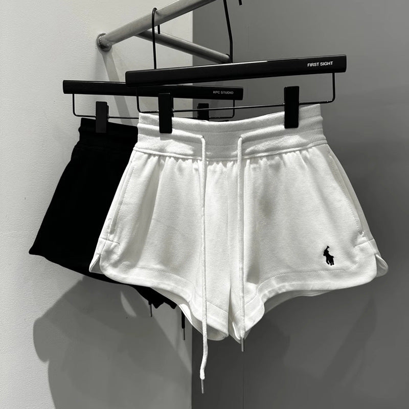 Nuevo conjunto de chicas atractivas de verano coreano 2025 de alto cuello en V con escote en V y ajustado a la cintura, camiseta corta para ajustarse y pantalones cortos de dos piezas para mujer