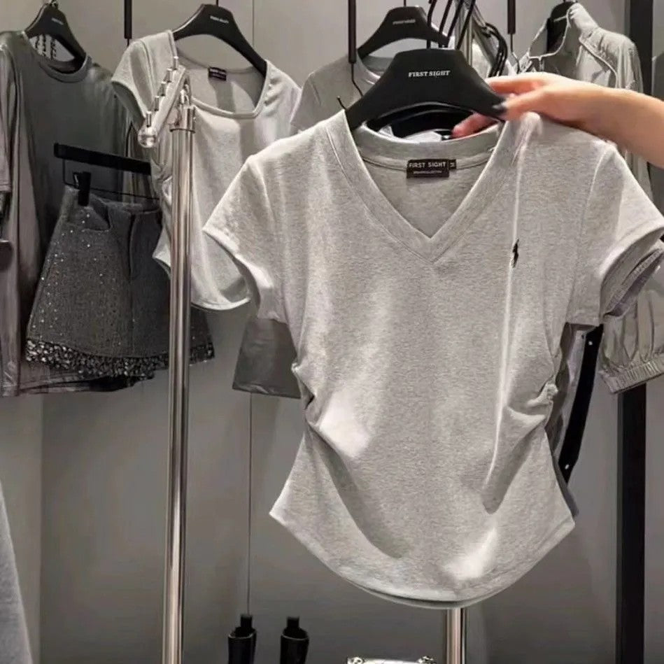 2026 Pony plisado plisado con escote en V y camiseta delgada + faldas versátiles de cintura alta elásticas para mujer