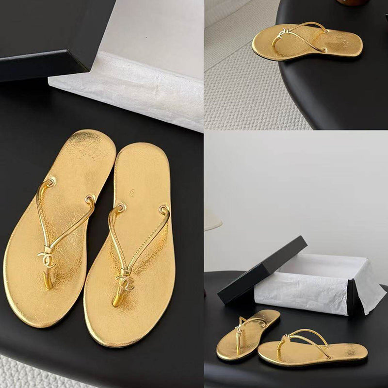 Verano 2026 Nuevas chanclas doradas estilo Chanel para mujer, vacaciones al aire libre junto a la playa Sandalias de puntera transfronteriza