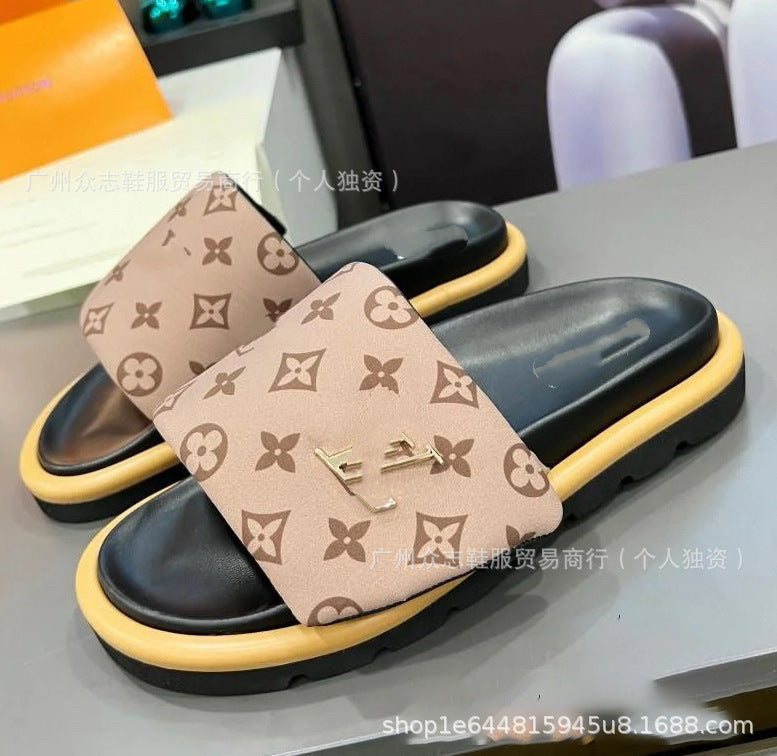 Comercio exterior Satén de Burro 2025 Verano Velcro Zapatillas de mujer Pastel mate para parejas Antideslizante Lote plano y de suela gruesa resistente al desgaste