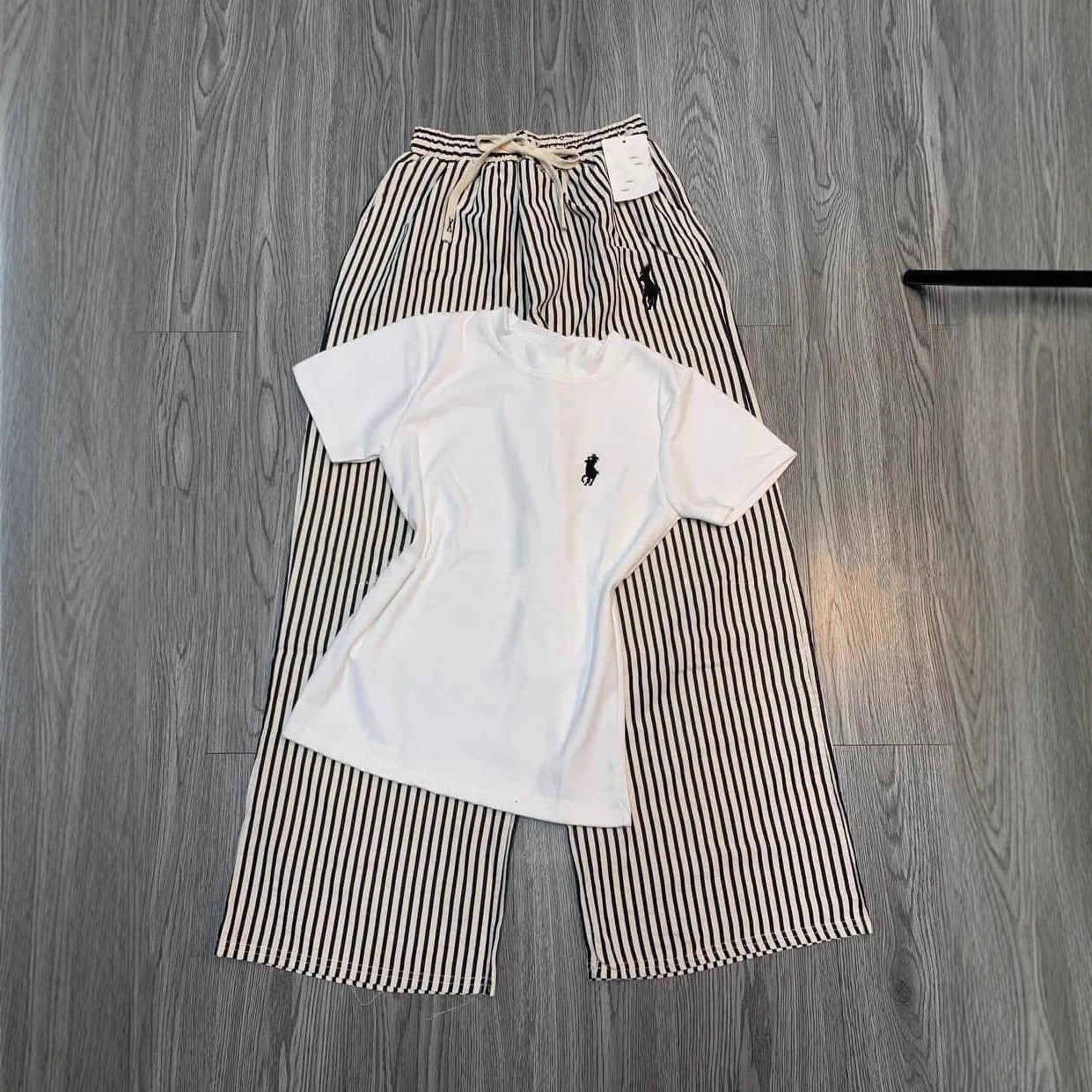 Conjunto de moda de comercio exterior, camiseta nueva de verano para mujer de manga corta bordada y suelta, pantalones anchos de rayas, conjunto informal de dos piezas, ins.