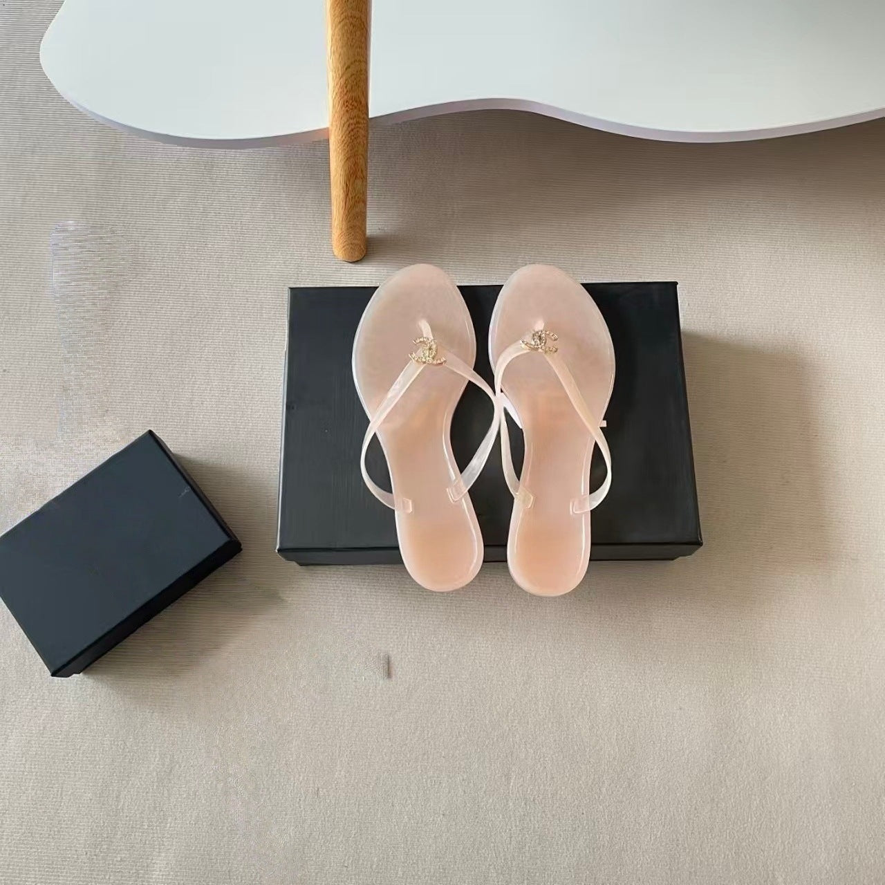 26 chanclas de chanel estilo Chanel con hebilla con hebilla de pedrería para sandalias versátiles y casuales de resort para mujer
