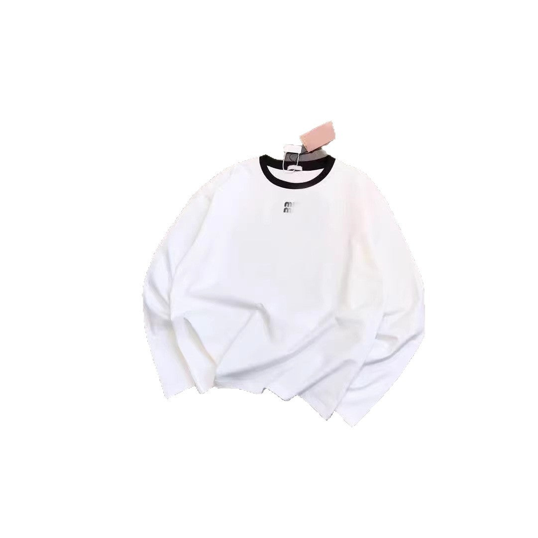 La capa base de Miu, versátil, casual y de nicho, cuello de colores y letras de aplique con cuello redondo y manga larga y camiseta de manga larga