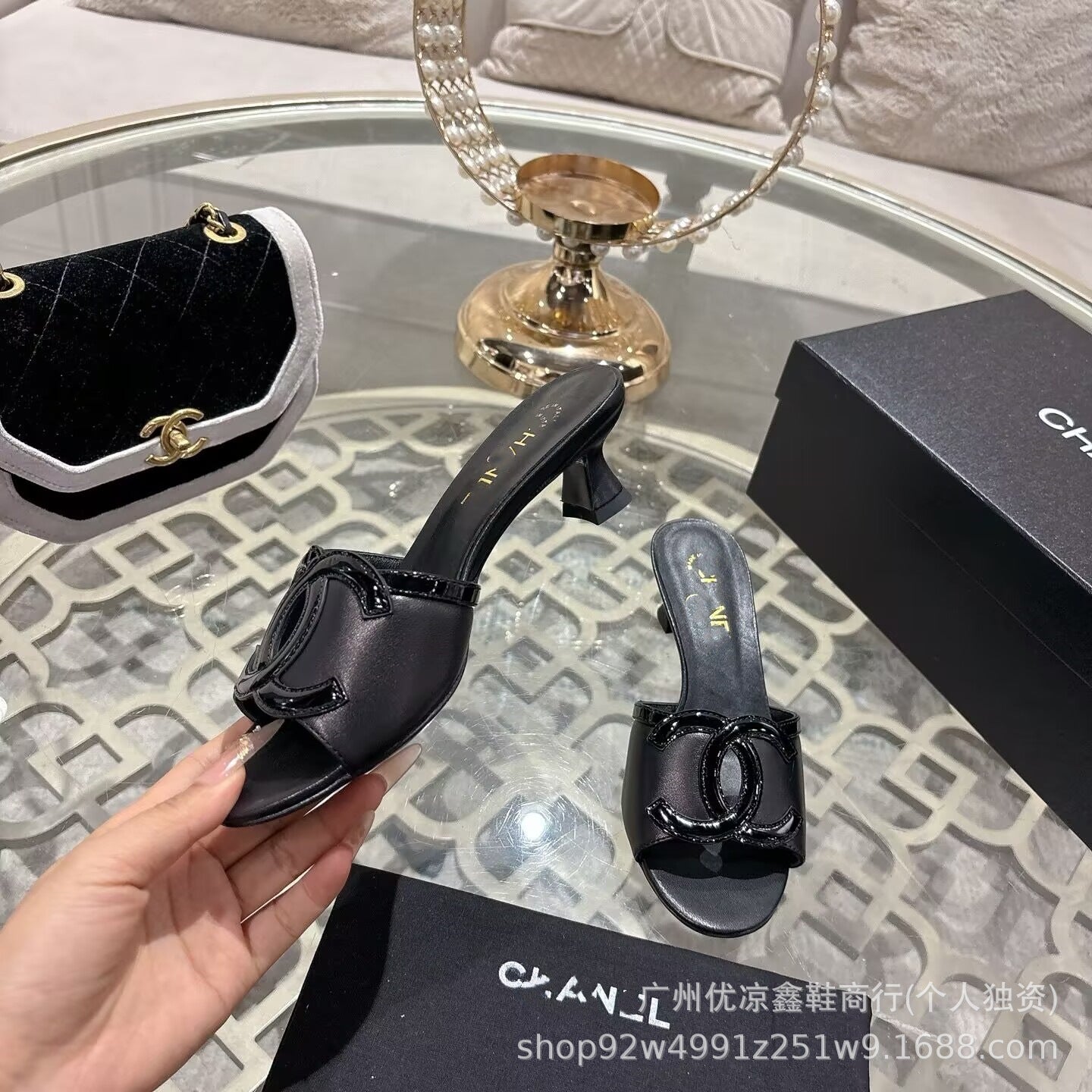 Sandalias de tacón medio estilo Chanel estilo verano 2026 a juego para comercio extranjero, sandalias de cuero hueco, versátiles con bloques de color para abrigo