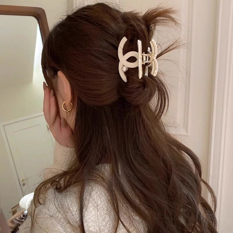 Nuevo Chanel, estilo Chanel, pinza de perla mediana de perla de media garra, clip de tiburón de alta gama para accesorio de cabello de la parte trasera de la cabeza de mujer, accesorio de nicho para el cabello