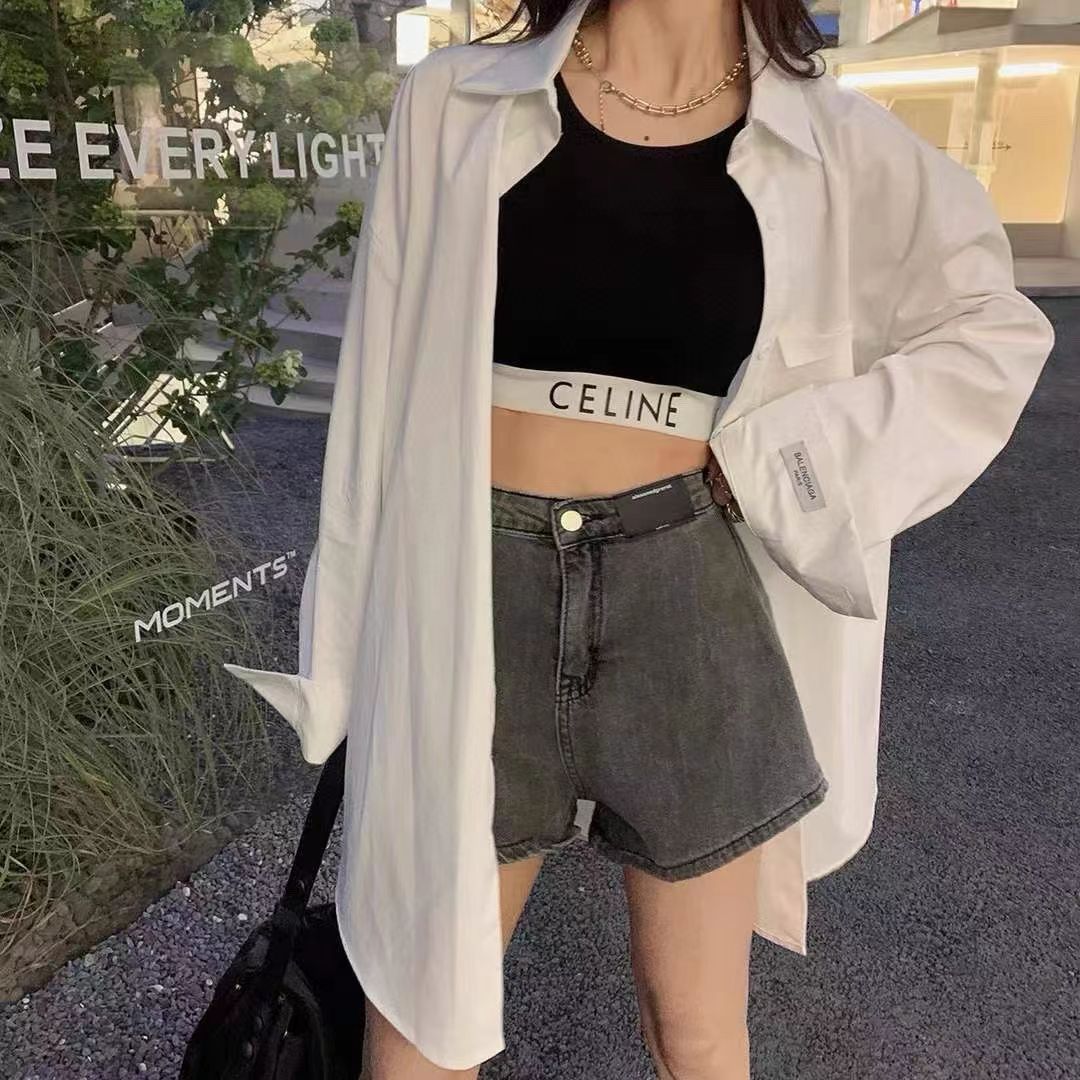 La versión alta de la foto real de Selin es la versión correcta del chaleco de punto simple a rayas en forma de U de primavera y verano con un modelo de base corta