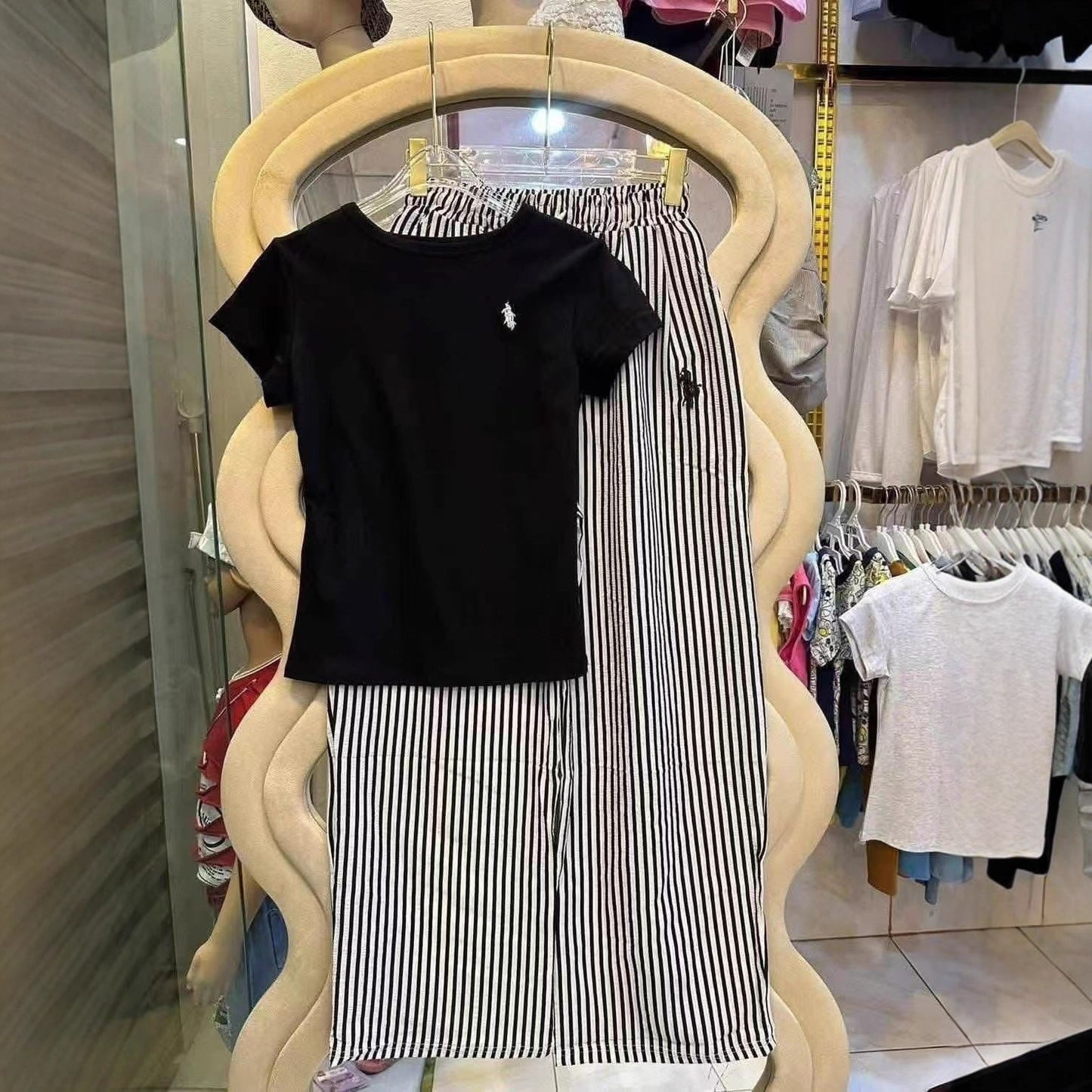 Camiseta de manga corta bordada para ponis de verano de moda para mujeres, pantalones de rayas anchas y conjunto informal de dos piezas para hombres y mujeres